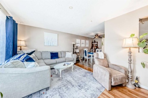 4105 53 Avenue, Innisfail, AB - Indoor Photo Showing Living Room