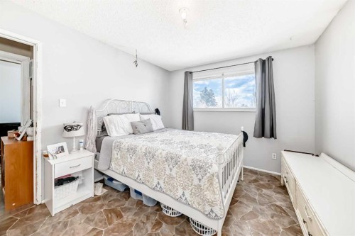 4105 53 Avenue, Innisfail, AB - Indoor Photo Showing Bedroom