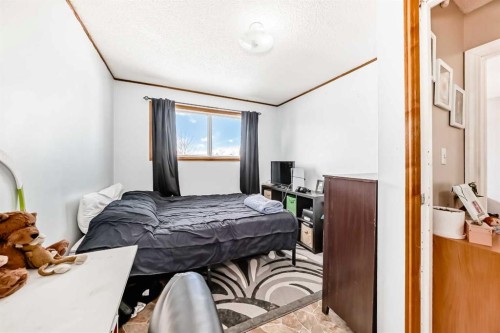 4105 53 Avenue, Innisfail, AB - Indoor Photo Showing Bedroom
