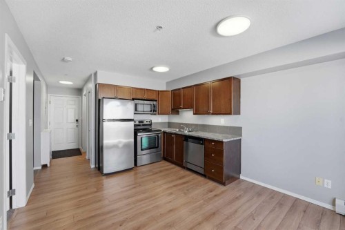 310-3 Broadway Rise, Sylvan Lake, AB - Indoor Photo Showing Kitchen