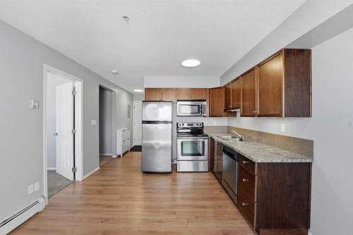 310-3 Broadway Rise, Sylvan Lake, AB - Indoor Photo Showing Kitchen With Double Sink