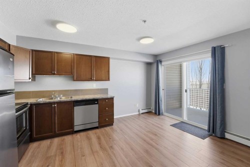310-3 Broadway Rise, Sylvan Lake, AB - Indoor Photo Showing Kitchen With Double Sink