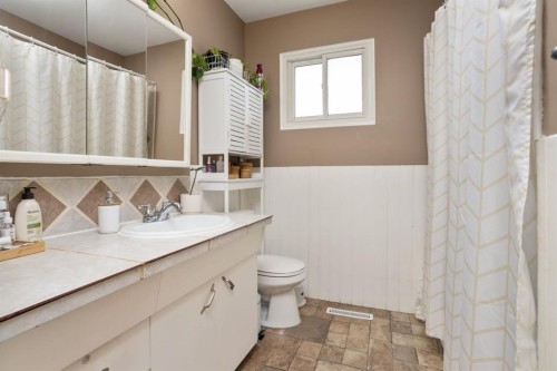 5402 52 Street, Bashaw, AB - Indoor Photo Showing Bathroom