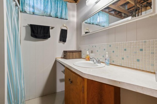 5402 52 Street, Bashaw, AB - Indoor Photo Showing Bathroom