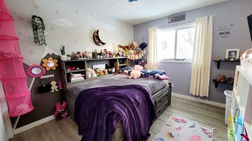 2 Westheights Drive, Didsbury, AB - Indoor Photo Showing Bedroom