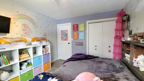 2 Westheights Drive, Didsbury, AB - Indoor Photo Showing Bedroom