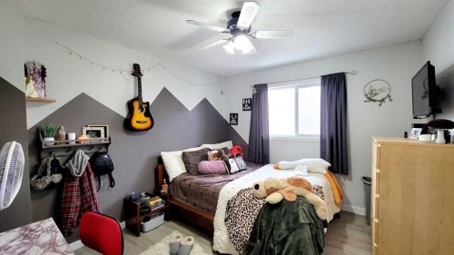 2 Westheights Drive, Didsbury, AB - Indoor Photo Showing Bedroom