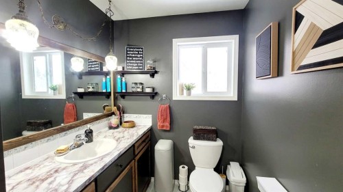 2 Westheights Drive, Didsbury, AB - Indoor Photo Showing Bathroom