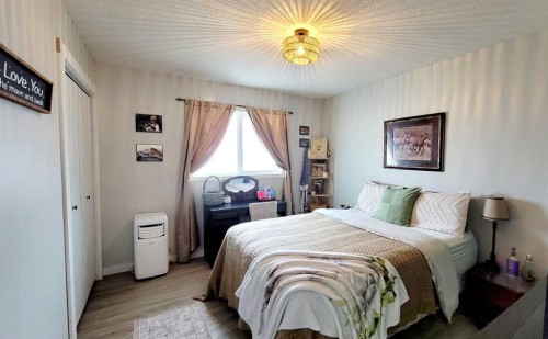 2 Westheights Drive, Didsbury, AB - Indoor Photo Showing Bedroom