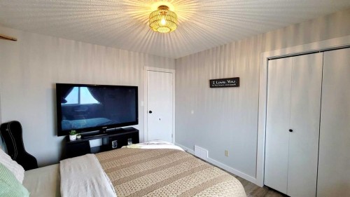 2 Westheights Drive, Didsbury, AB - Indoor Photo Showing Bedroom