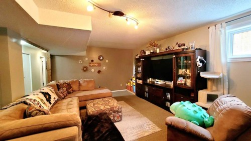 2 Westheights Drive, Didsbury, AB - Indoor Photo Showing Living Room