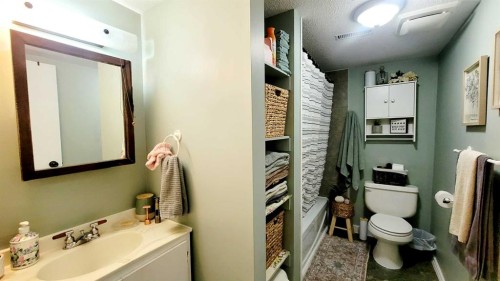 2 Westheights Drive, Didsbury, AB - Indoor Photo Showing Bathroom