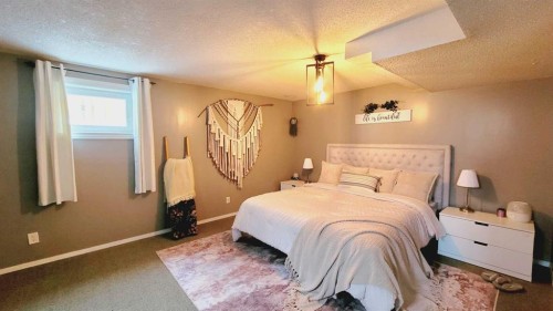 2 Westheights Drive, Didsbury, AB - Indoor Photo Showing Bedroom