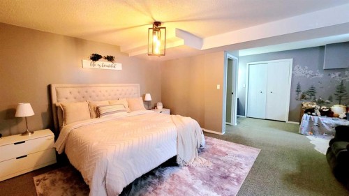 2 Westheights Drive, Didsbury, AB - Indoor Photo Showing Bedroom