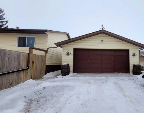 2 Westheights Drive, Didsbury, AB - Outdoor With Exterior