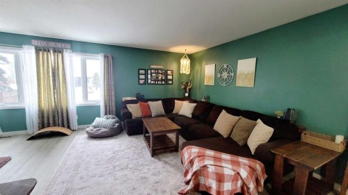 2 Westheights Drive, Didsbury, AB - Indoor Photo Showing Living Room