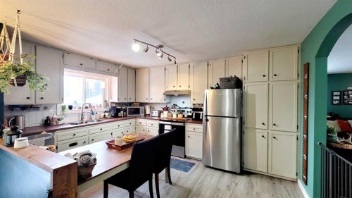 2 Westheights Drive, Didsbury, AB - Indoor Photo Showing Kitchen With Double Sink