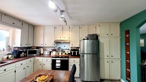2 Westheights Drive, Didsbury, AB - Indoor Photo Showing Kitchen