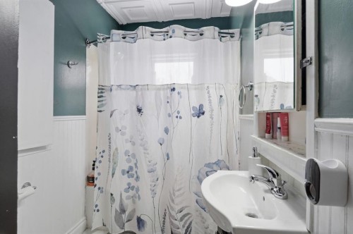 4910 53 Avenue, Rimbey, AB - Indoor Photo Showing Bathroom