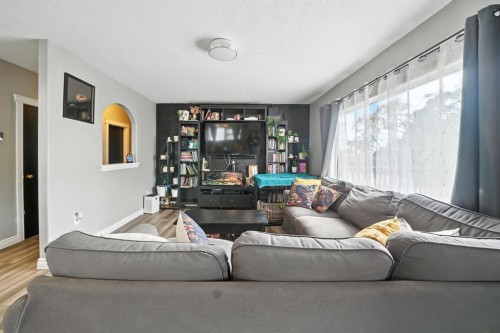 4910 53 Avenue, Rimbey, AB - Indoor Photo Showing Living Room