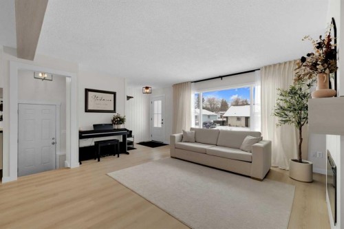 42 Valley Crescent, Lacombe, AB - Indoor Photo Showing Living Room