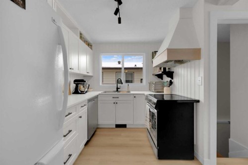 42 Valley Crescent, Lacombe, AB - Indoor Photo Showing Kitchen