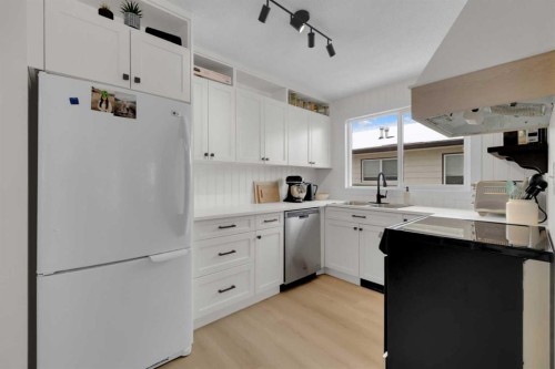 42 Valley Crescent, Lacombe, AB - Indoor Photo Showing Kitchen