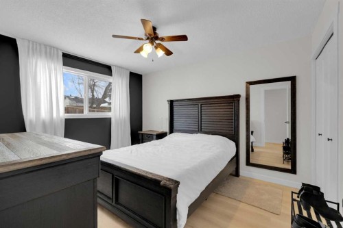 42 Valley Crescent, Lacombe, AB - Indoor Photo Showing Bedroom