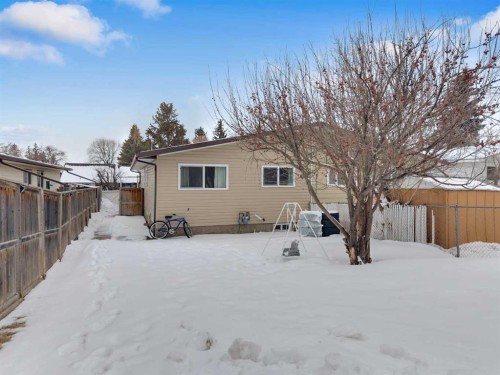 42 Valley Crescent, Lacombe, AB - Outdoor