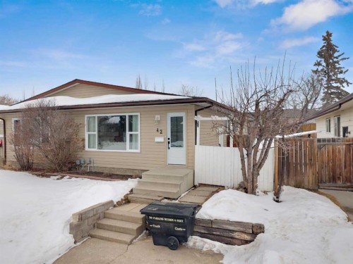 42 Valley Crescent, Lacombe, AB - Outdoor