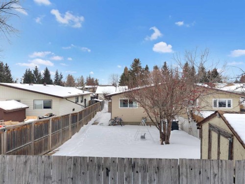 42 Valley Crescent, Lacombe, AB - Outdoor