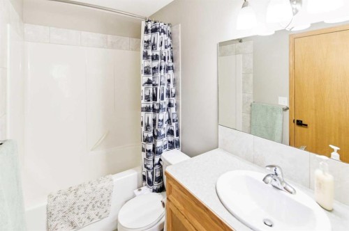 71 Kind Close, Red Deer, AB - Indoor Photo Showing Bathroom