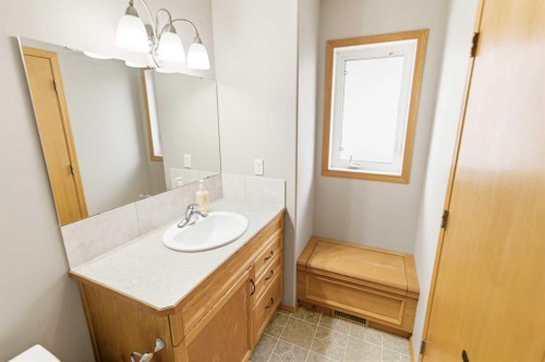 71 Kind Close, Red Deer, AB - Indoor Photo Showing Bathroom