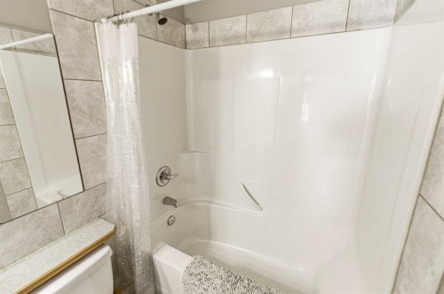 71 Kind Close, Red Deer, AB - Indoor Photo Showing Bathroom