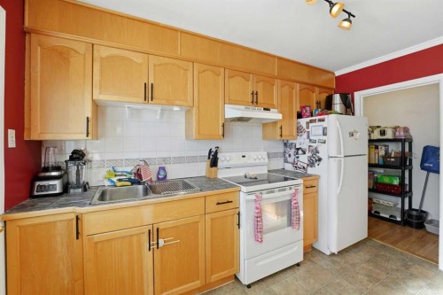 30 Poplar Crescent, Springbrook, AB - Indoor Photo Showing Kitchen With Double Sink