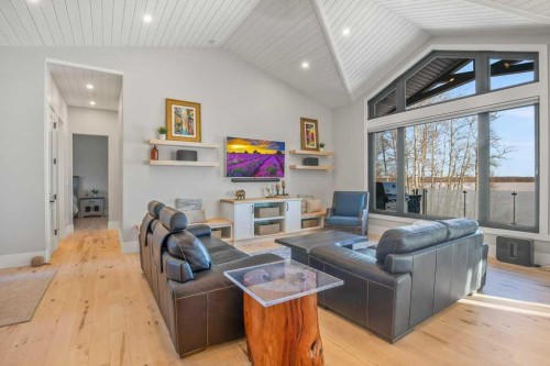 371 Last Chance Way, Norglenwold, AB - Indoor Photo Showing Living Room