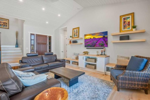 371 Last Chance Way, Norglenwold, AB - Indoor Photo Showing Living Room