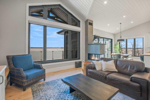 371 Last Chance Way, Norglenwold, AB - Indoor Photo Showing Living Room