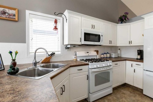 10 Hawthorne Way, Penhold, AB - Indoor Photo Showing Kitchen With Double Sink