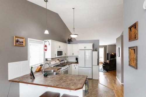 10 Hawthorne Way, Penhold, AB - Indoor Photo Showing Kitchen With Double Sink