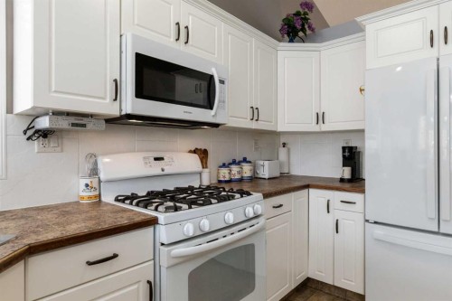 10 Hawthorne Way, Penhold, AB - Indoor Photo Showing Kitchen