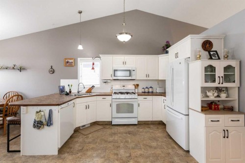 10 Hawthorne Way, Penhold, AB - Indoor Photo Showing Kitchen With Double Sink