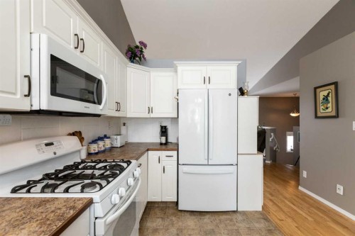 10 Hawthorne Way, Penhold, AB - Indoor Photo Showing Kitchen