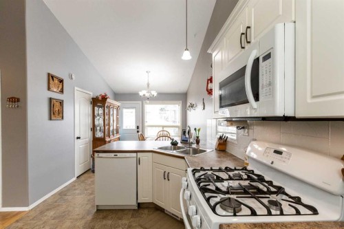 10 Hawthorne Way, Penhold, AB - Indoor Photo Showing Kitchen With Double Sink