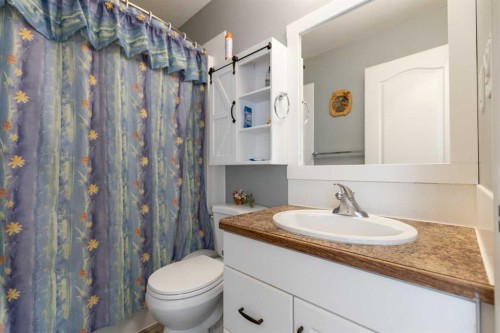 10 Hawthorne Way, Penhold, AB - Indoor Photo Showing Bathroom