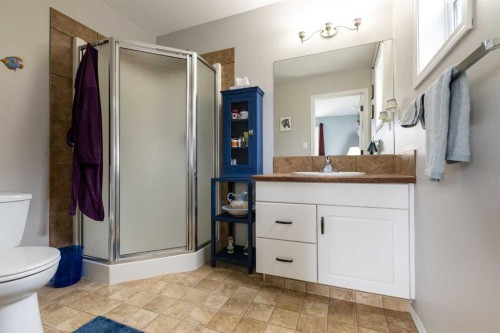 10 Hawthorne Way, Penhold, AB - Indoor Photo Showing Bathroom
