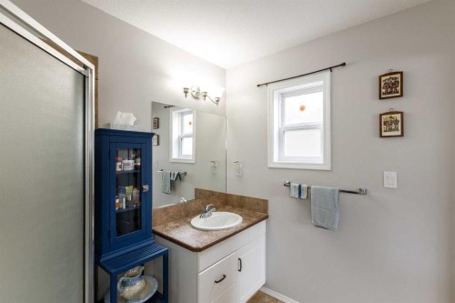 10 Hawthorne Way, Penhold, AB - Indoor Photo Showing Bathroom