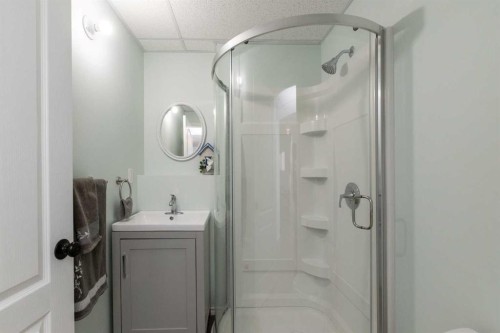 10 Hawthorne Way, Penhold, AB - Indoor Photo Showing Bathroom