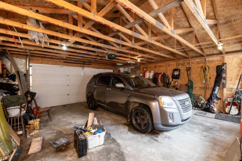 10 Hawthorne Way, Penhold, AB - Indoor Photo Showing Garage