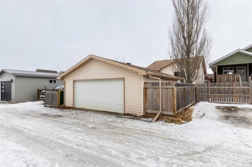 10 Hawthorne Way, Penhold, AB - Outdoor